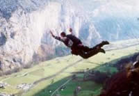 Aerial Stunt - BASE Sprünge von einer Felswand